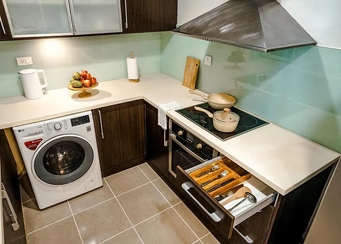 Wecozy Pacific - Spacious Apartment, Train Station Side