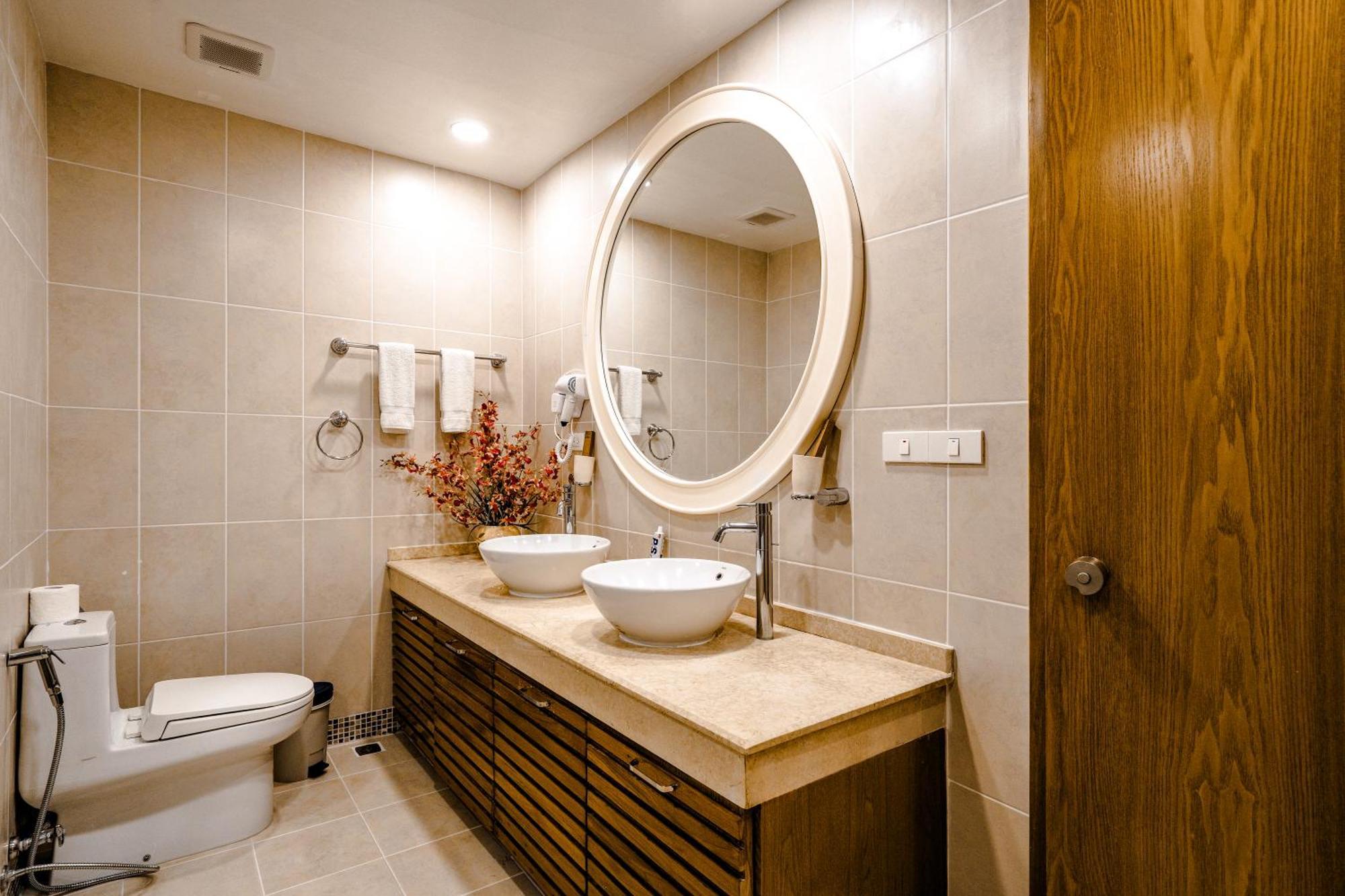 Wecozy Pacific - Spacious Apartment, Train Station Side Hanoi